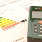 Photo d’un rapport DPE posé sur une table avec un mètre laser utilisé pour le diagnostic immobilier