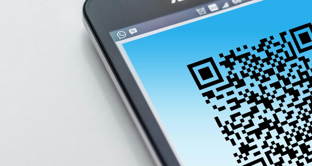 martphone affichant un QR code pour accéder à un diagnostic énergétique (DPE)