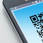 martphone affichant un QR code pour accéder à un diagnostic énergétique (DPE)